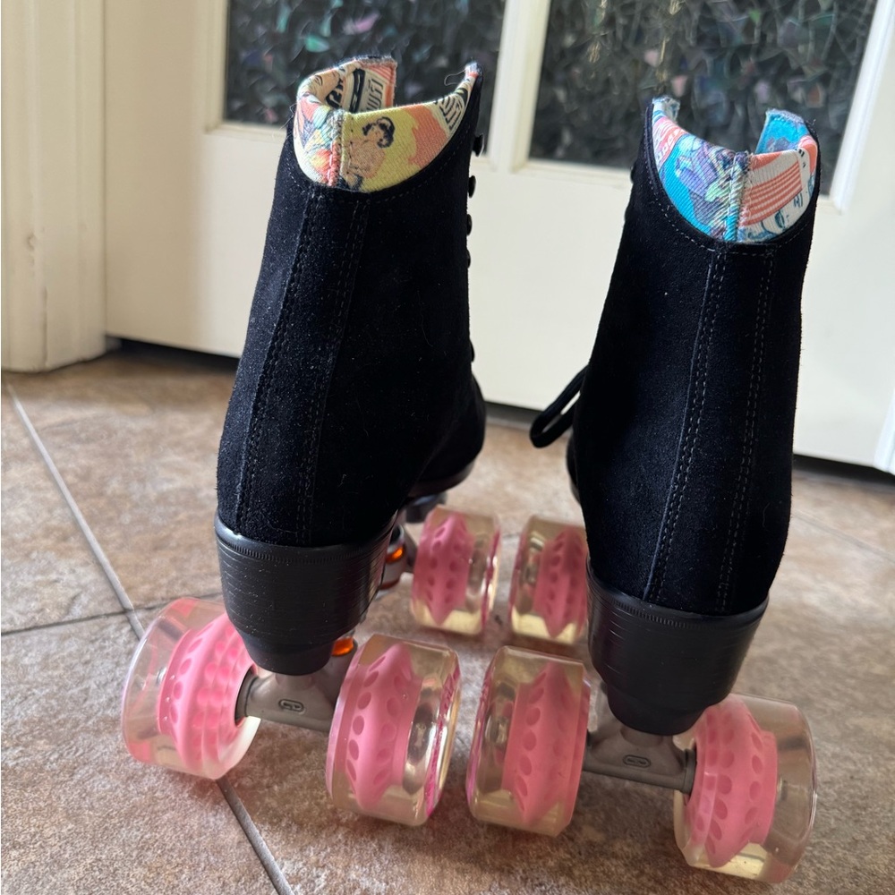 Moxi Skates Lolly Outdoor Complete Classic Black Suede w/extra set of LED wheels - Picture 3 of 9